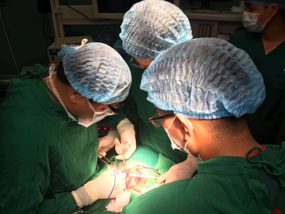Hồi hộp, đánh trống ngực, bệnh nhi 15 tuổi phát hiện ung thư tuyến giáp - 1 Hồi hộp, đánh trống ngực, bệnh nhi 15 tuổi phát hiện ung thư tuyến giáp - 1
