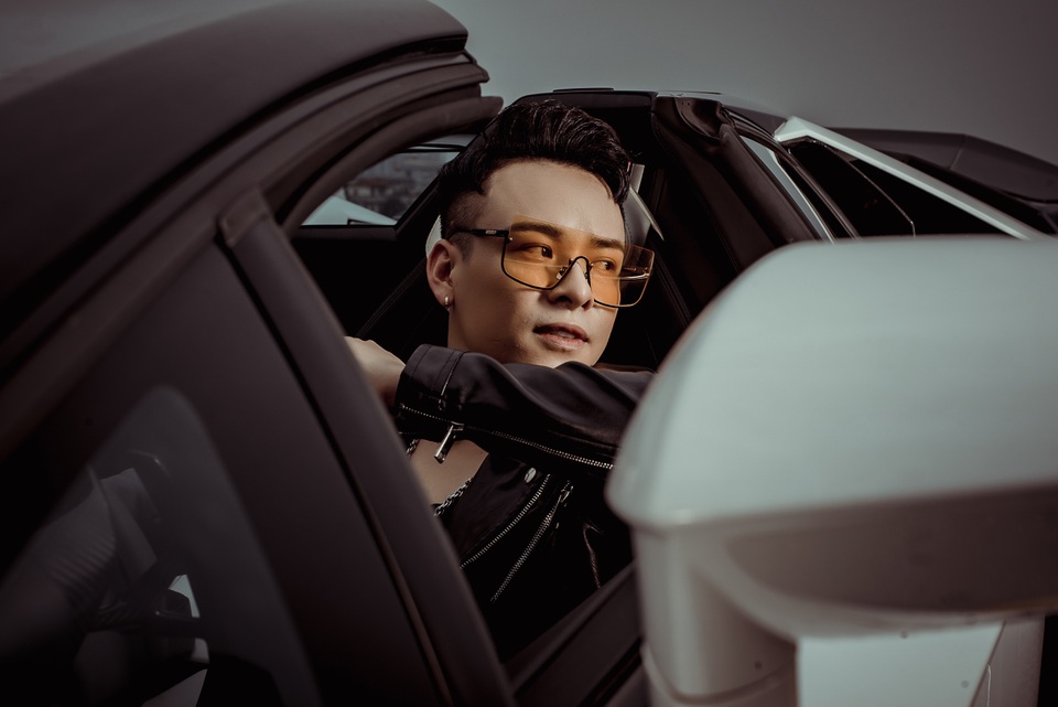 Rapper Ashi khoe vẻ phong trần lãng tử bên “siêu bò tót” Lamborghini - 1 Rapper Ashi khoe vẻ phong trần lãng tử bên “siêu bò tót” Lamborghini - 1