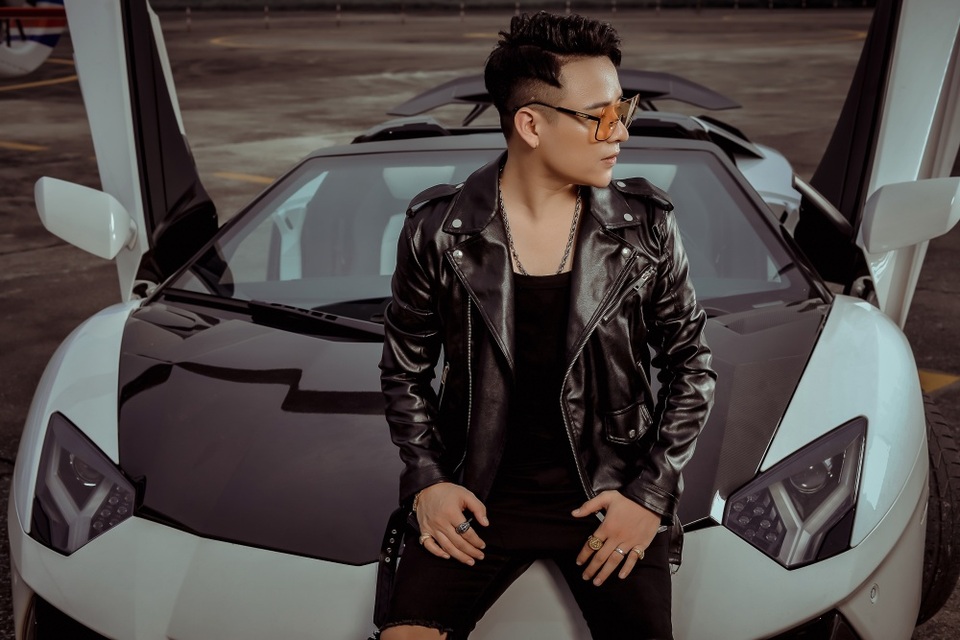 Rapper Ashi khoe vẻ phong trần lãng tử bên “siêu bò tót” Lamborghini - 2 Rapper Ashi khoe vẻ phong trần lãng tử bên “siêu bò tót” Lamborghini - 2