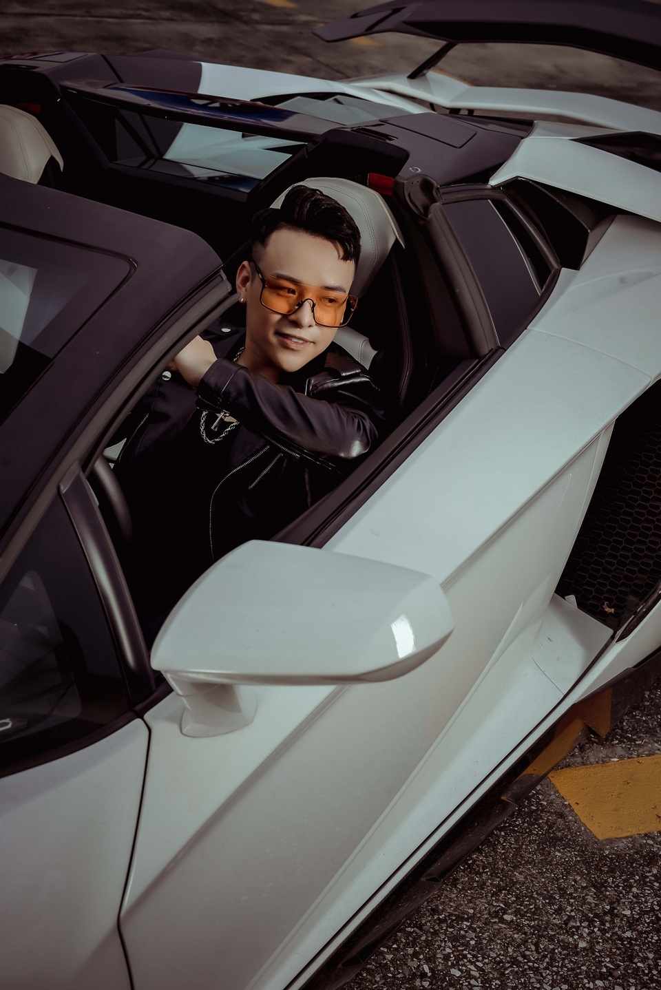 Rapper Ashi khoe vẻ phong trần lãng tử bên “siêu bò tót” Lamborghini - 3 Rapper Ashi khoe vẻ phong trần lãng tử bên “siêu bò tót” Lamborghini - 3