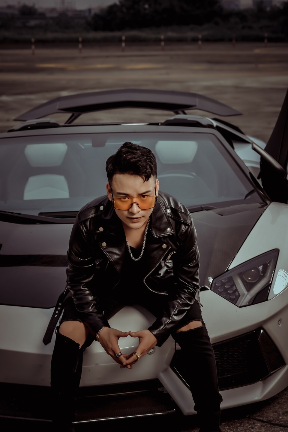 Rapper Ashi khoe vẻ phong trần lãng tử bên “siêu bò tót” Lamborghini - 4 Rapper Ashi khoe vẻ phong trần lãng tử bên “siêu bò tót” Lamborghini - 4