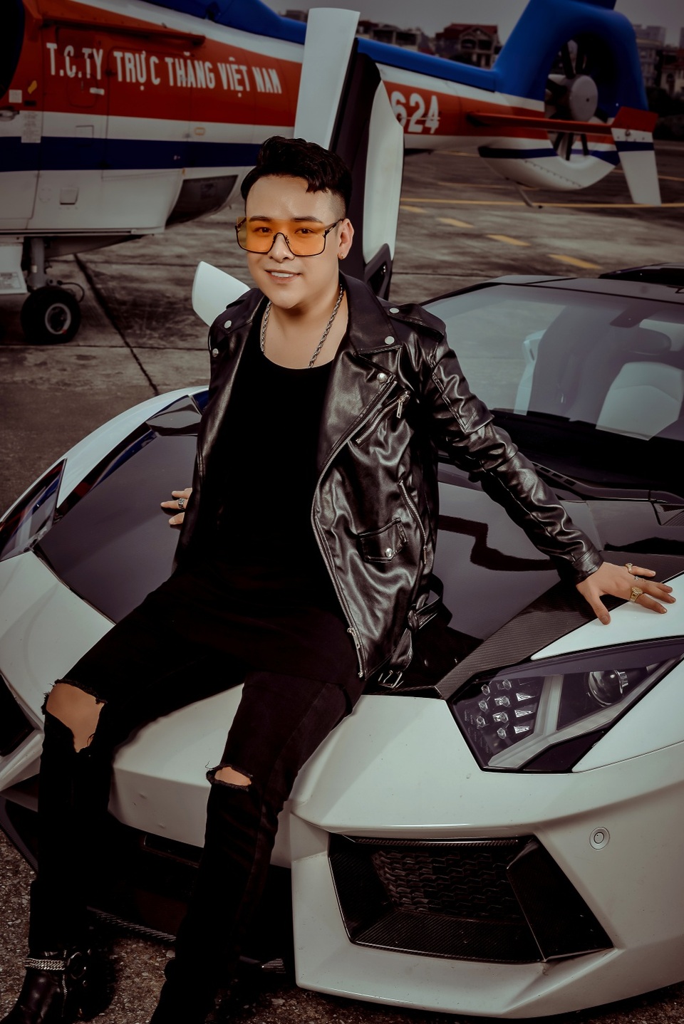 Rapper Ashi khoe vẻ phong trần lãng tử bên “siêu bò tót” Lamborghini - 5 Rapper Ashi khoe vẻ phong trần lãng tử bên “siêu bò tót” Lamborghini - 5