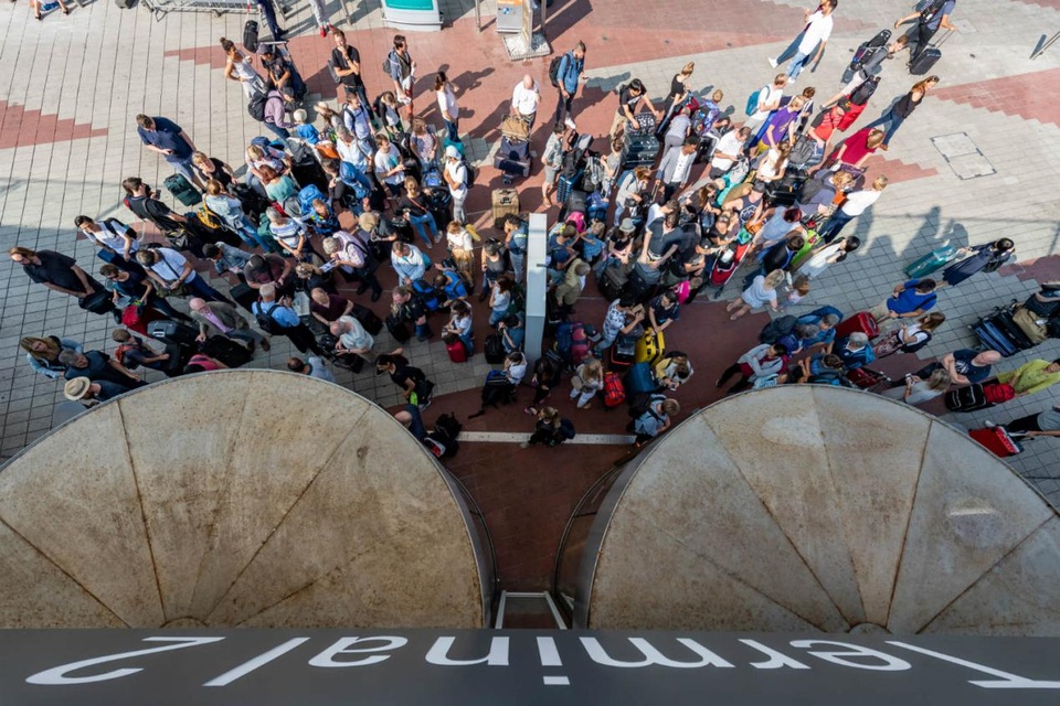 Sân bay hỗn loạn, hủy 130 chuyến bay vì sai lầm “ngớ ngẩn” của một hành khách - 1 Sân bay hỗn loạn, hủy 130 chuyến bay vì sai lầm “ngớ ngẩn” của một hành khách - 1