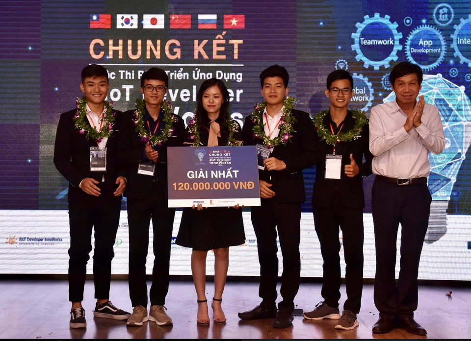 Trường ĐH Bách khoa Hà Nội giành Quán quân cuộc thi “Phát triển Ứng dụng AIoT Developer InnoWorks 2019” - 2 Trường ĐH Bách khoa Hà Nội giành Quán quân cuộc thi “Phát triển Ứng dụng AIoT Developer InnoWorks 2019” - 2