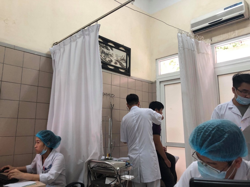 Vụ cháy nhà máy Rạng Đông: Phóng viên tại hiện trường đau đầu, chếnh choáng đi khám bệnh - 2 Vụ cháy nhà máy Rạng Đông: Phóng viên tại hiện trường đau đầu, chếnh choáng đi khám bệnh - 2