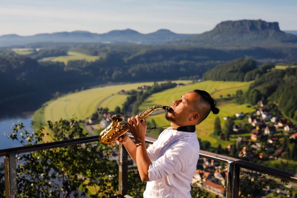 Nghệ sĩ saxophone Lê Duy Mạnh khoe Việt Nam tươi đẹp trong “Hello Việt Nam” - 2 Nghệ sĩ saxophone Lê Duy Mạnh khoe Việt Nam tươi đẹp trong “Hello Việt Nam” - 2