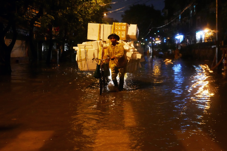 Phố cổ Hà Nội ngập sau cơn mưa lớn - 6 Phố cổ Hà Nội ngập sau cơn mưa lớn - 6