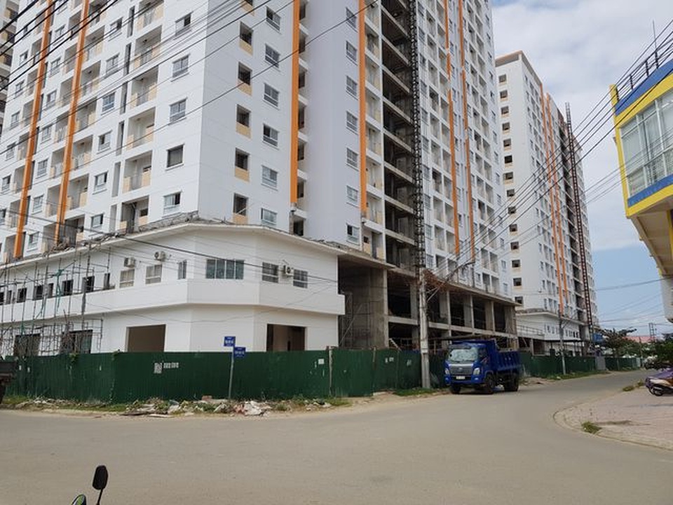 Cư dân nhà ở xã hội Hoàng Quân Nha Trang lại căng băng rôn đòi nhà - 1 Cư dân nhà ở xã hội Hoàng Quân Nha Trang lại căng băng rôn đòi nhà - 1