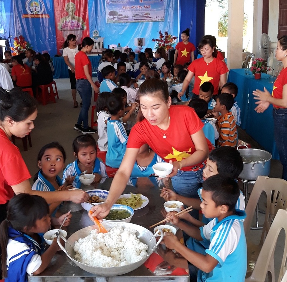 Giáo viên vượt rừng, băng suối “bắt” học trò đầu năm học mới - 4 Giáo viên vượt rừng, băng suối “bắt” học trò đầu năm học mới - 4