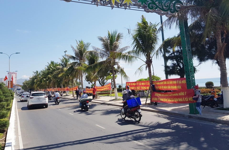 Cư dân nhà ở xã hội Hoàng Quân Nha Trang lại căng băng rôn đòi nhà - 2 Cư dân nhà ở xã hội Hoàng Quân Nha Trang lại căng băng rôn đòi nhà - 2