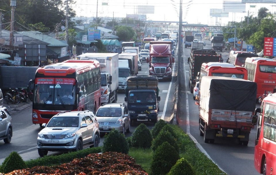 Cầu Rạch Miễu ùn tắc gần 4km, phương tiện “rồng rắn” nối nhau trên Quốc lộ 1 - 1 Cầu Rạch Miễu ùn tắc gần 4km, phương tiện “rồng rắn” nối nhau trên Quốc lộ 1 - 1