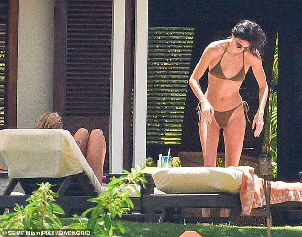 Kendall Jenner và Hailey Baldwin diện bikini tắm nắng - 2 Kendall Jenner và Hailey Baldwin diện bikini tắm nắng - 2