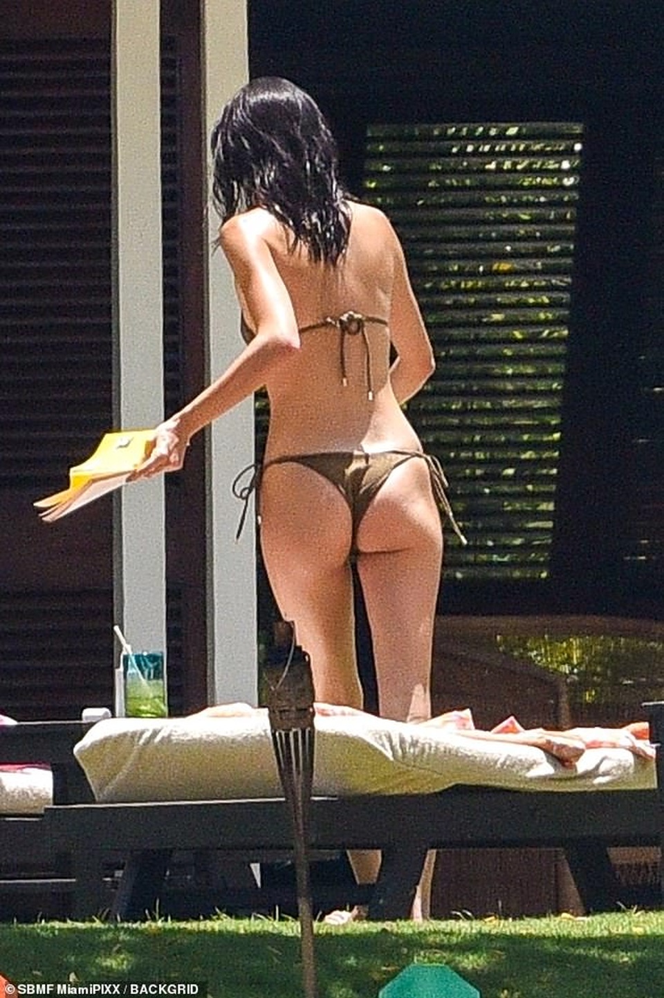 Kendall Jenner và Hailey Baldwin diện bikini tắm nắng - 4 Kendall Jenner và Hailey Baldwin diện bikini tắm nắng - 4