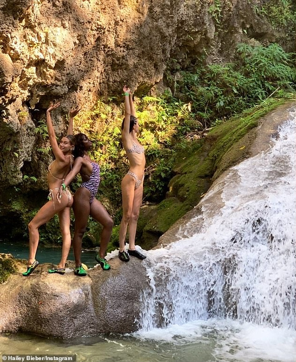 Kendall Jenner và Hailey Baldwin diện bikini tắm nắng - 8 Kendall Jenner và Hailey Baldwin diện bikini tắm nắng - 8