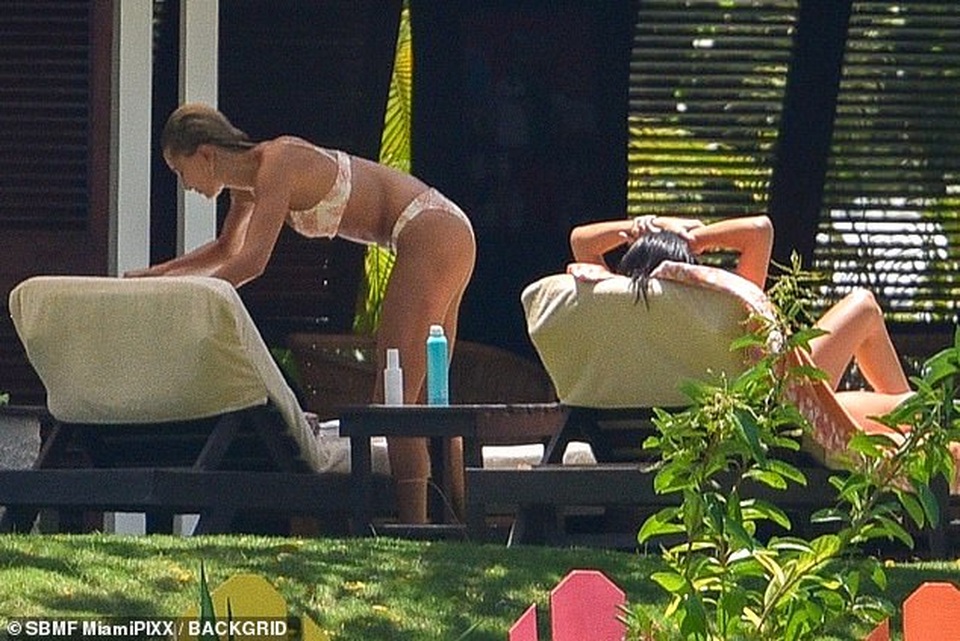 Kendall Jenner và Hailey Baldwin diện bikini tắm nắng - 7 Kendall Jenner và Hailey Baldwin diện bikini tắm nắng - 7