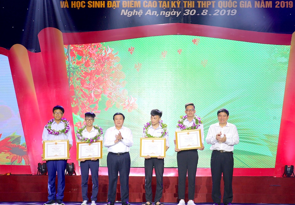 Nghệ An tuyên dương 113 học sinh đạt giải quốc tế, quốc gia và học sinh đạt điểm cao - 5 Nghệ An tuyên dương 113 học sinh đạt giải quốc tế, quốc gia và học sinh đạt điểm cao - 5