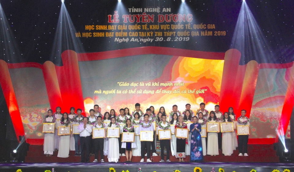 Nghệ An tuyên dương 113 học sinh đạt giải quốc tế, quốc gia và học sinh đạt điểm cao - 7 Nghệ An tuyên dương 113 học sinh đạt giải quốc tế, quốc gia và học sinh đạt điểm cao - 7