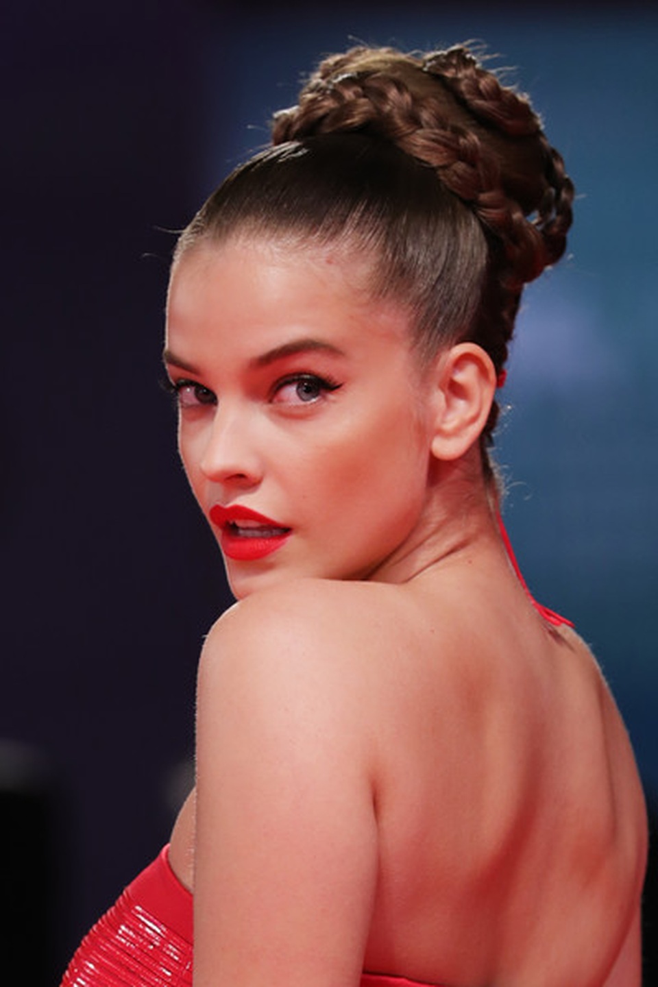 Barbara Palvin yêu kiều với váy đỏ - 2 Barbara Palvin yêu kiều với váy đỏ - 2