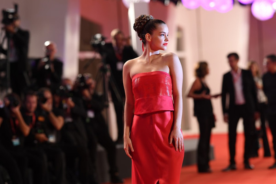 Barbara Palvin yêu kiều với váy đỏ - 13 Barbara Palvin yêu kiều với váy đỏ - 13