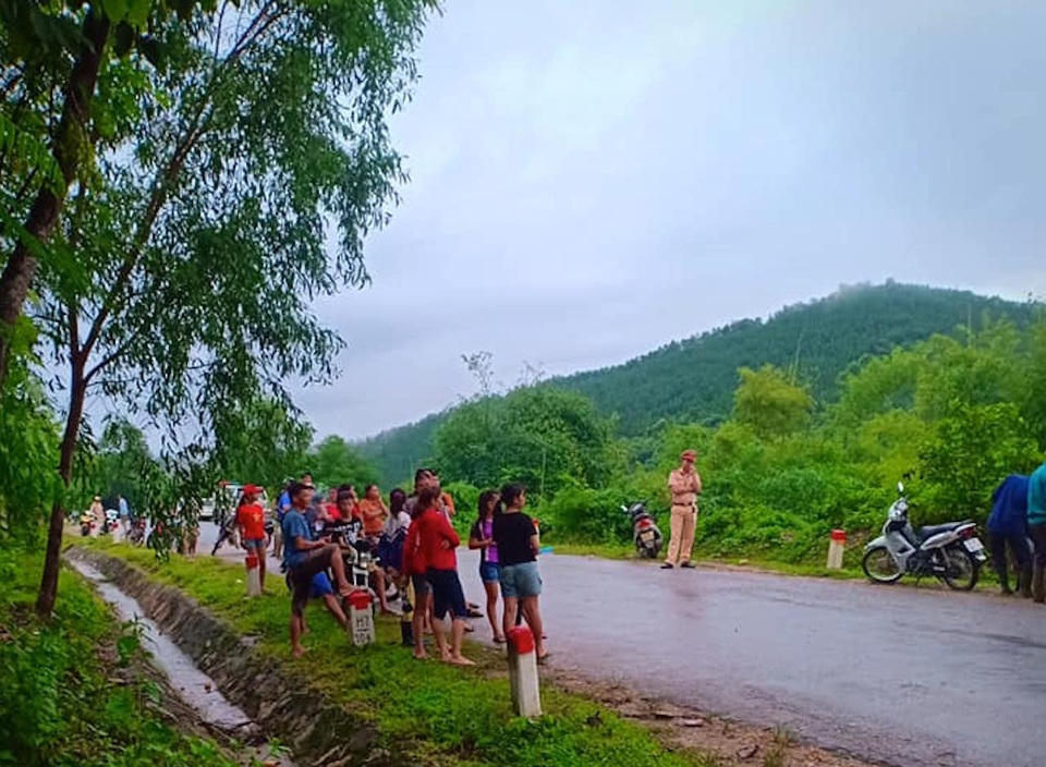 Phát hiện người đàn ông chết khi đang mặc áo mưa - 1 Phát hiện người đàn ông chết khi đang mặc áo mưa - 1
