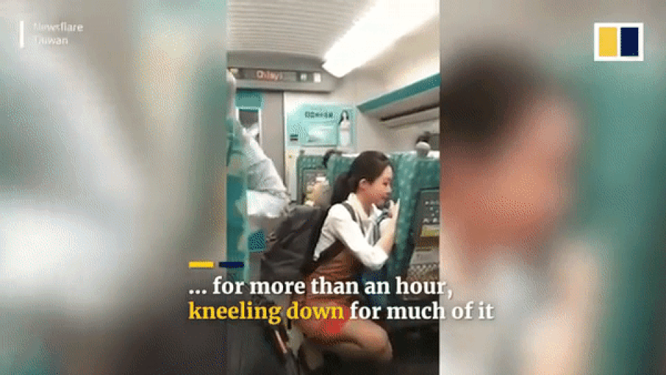 Nữ tiếp viên xinh đẹp được khen “tốt nết”, an ủi hành khách gặp chuyện buồn suốt 1 tiếng - 1 Nữ tiếp viên xinh đẹp được khen “tốt nết”, an ủi hành khách gặp chuyện buồn suốt 1 tiếng - 1