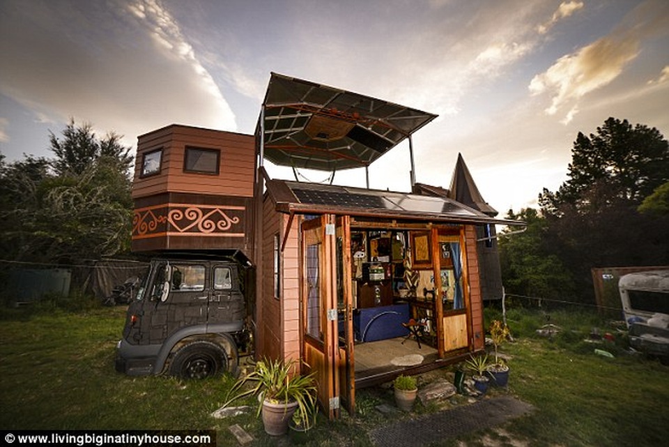 Cặp vợ chồng biến chiếc xe tải cũ thành tòa lâu đài di động - 1
