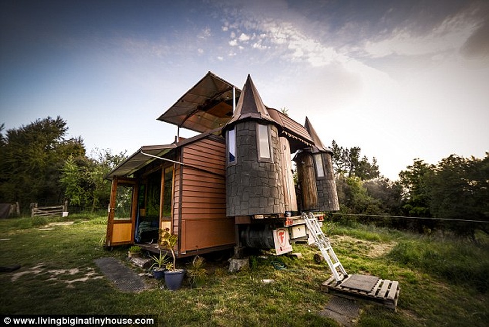 Cặp vợ chồng biến chiếc xe tải cũ thành tòa lâu đài di động - 2