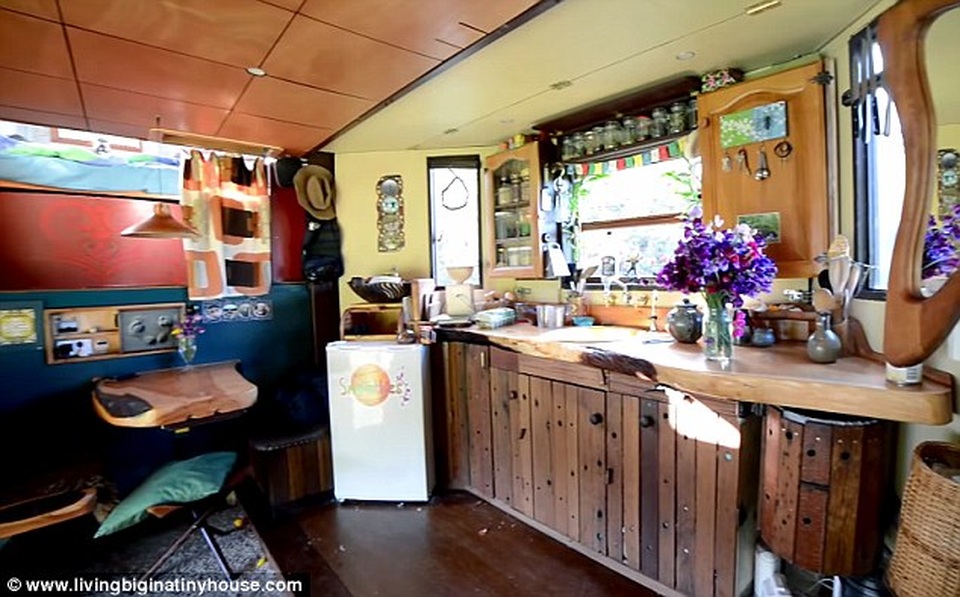 Cặp vợ chồng biến chiếc xe tải cũ thành tòa lâu đài di động - 3