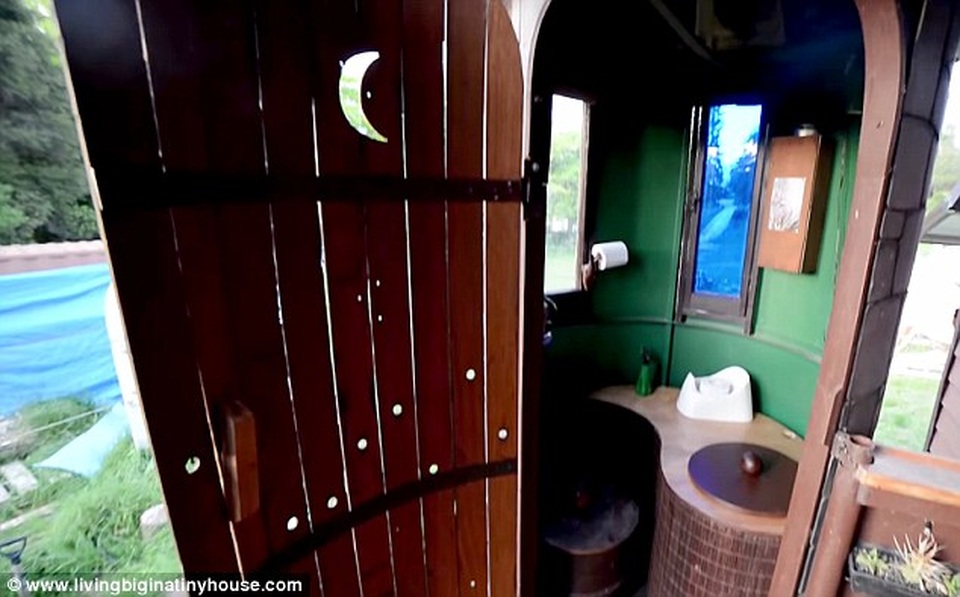 Cặp vợ chồng biến chiếc xe tải cũ thành tòa lâu đài di động - 4