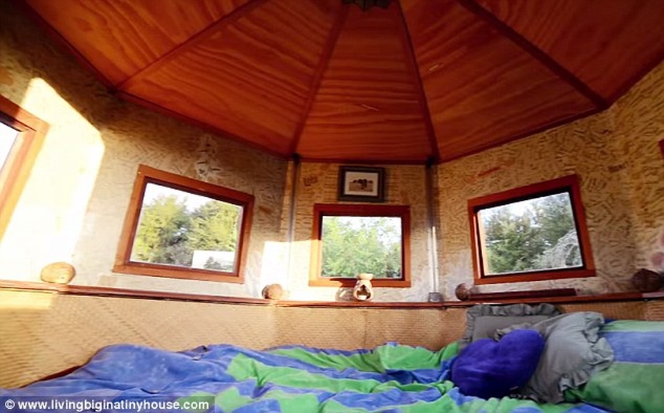 Cặp vợ chồng biến chiếc xe tải cũ thành tòa lâu đài di động - 5