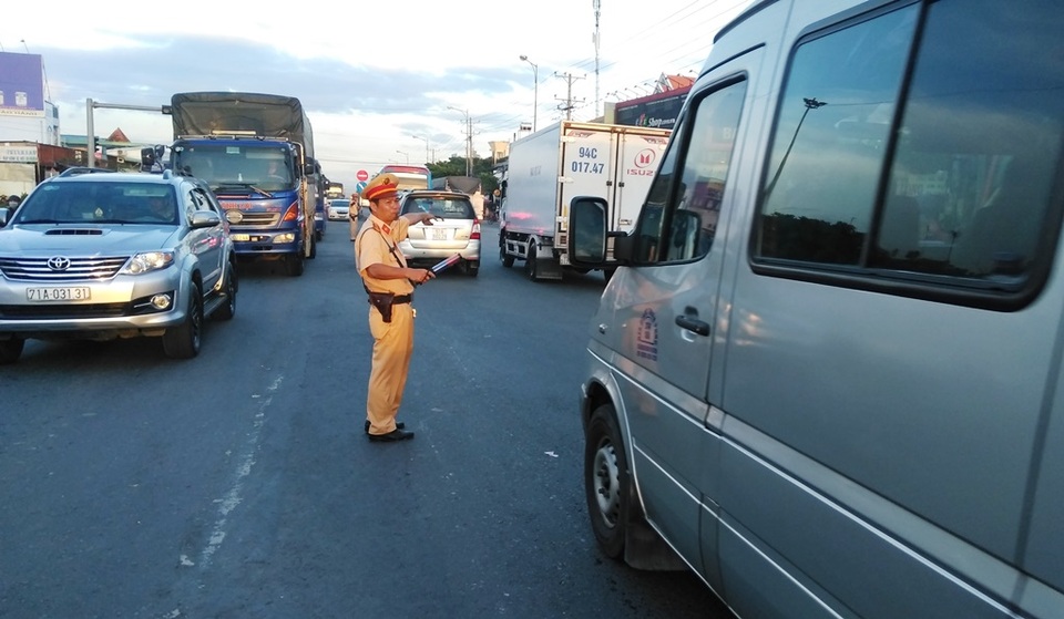 Cầu Rạch Miễu ùn tắc gần 4km, phương tiện “rồng rắn” nối nhau trên Quốc lộ 1 - 2 Cầu Rạch Miễu ùn tắc gần 4km, phương tiện “rồng rắn” nối nhau trên Quốc lộ 1 - 2