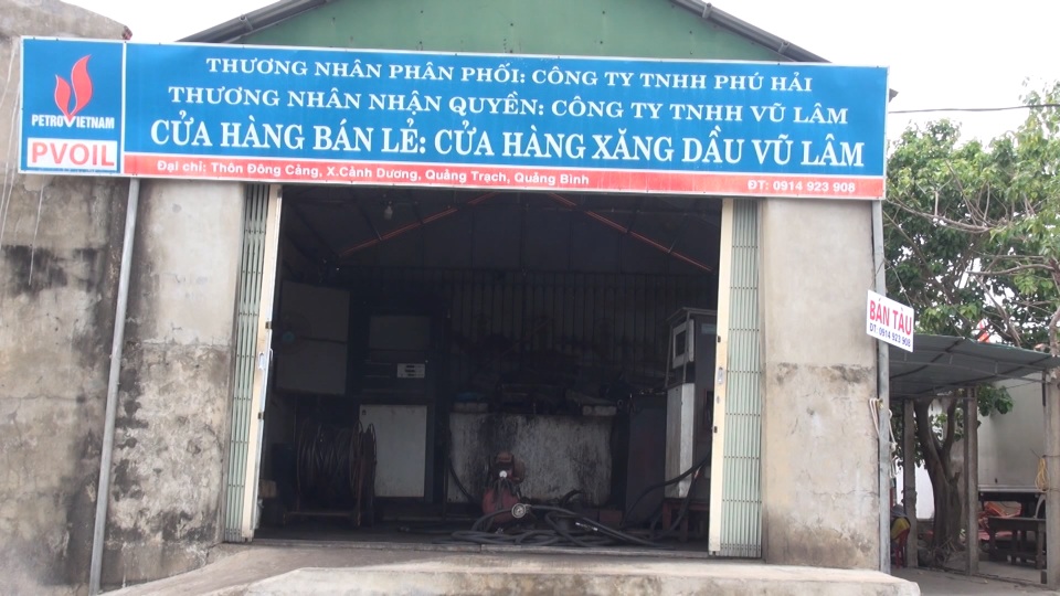 Hàng loạt tàu cá của ngư dân làng biển nằm bờ vì thua lỗ - 4 Hàng loạt tàu cá của ngư dân làng biển nằm bờ vì thua lỗ - 4