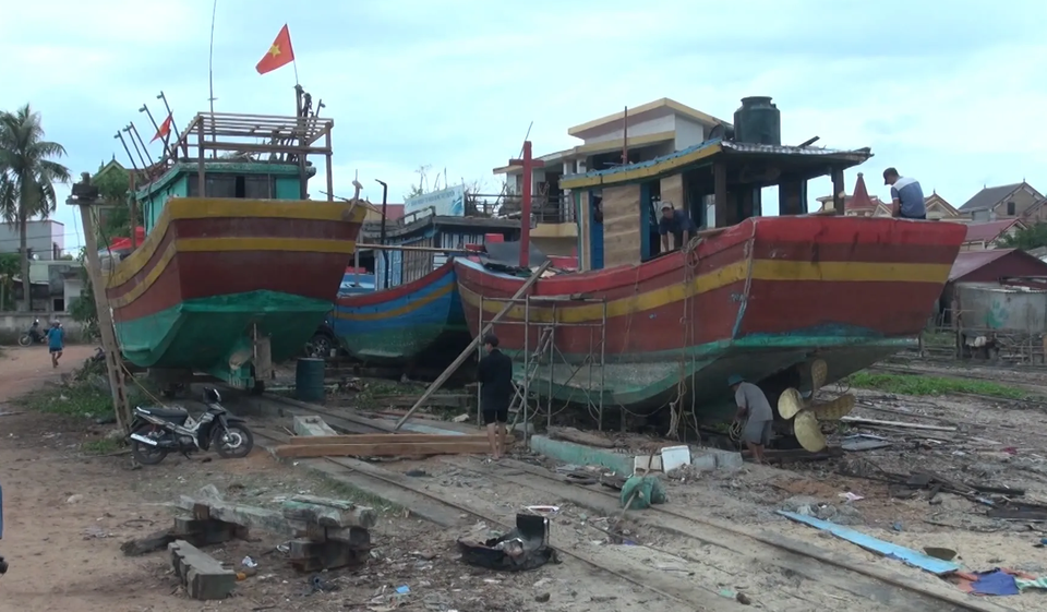 Hàng loạt tàu cá của ngư dân làng biển nằm bờ vì thua lỗ - 6 Hàng loạt tàu cá của ngư dân làng biển nằm bờ vì thua lỗ - 6