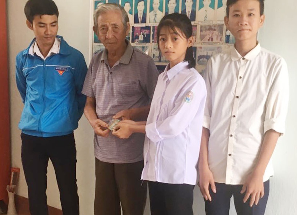 Khen thưởng nữ sinh trả lại 14 triệu đồng cho cụ ông đánh rơi - 1