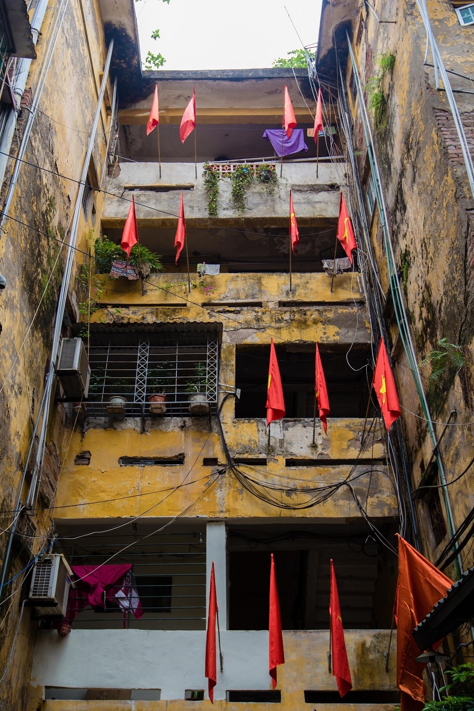 Đường phố Hà Nội đỏ thắm sắc cờ chào mừng Quốc khánh 2/9 - 10 Đường phố Hà Nội đỏ thắm sắc cờ chào mừng Quốc khánh 2/9 - 10