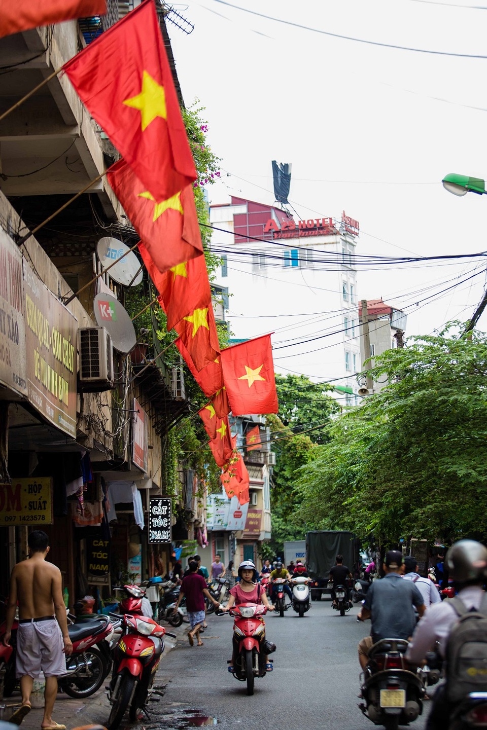 Đường phố Hà Nội đỏ thắm sắc cờ chào mừng Quốc khánh 2/9 - 11 Đường phố Hà Nội đỏ thắm sắc cờ chào mừng Quốc khánh 2/9 - 11