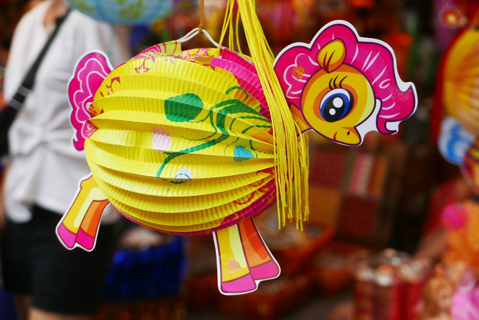 Đông nghịt người đi chơi chợ Trung thu phố cổ Hà Nội - 7 Đông nghịt người đi chơi chợ Trung thu phố cổ Hà Nội - 7
