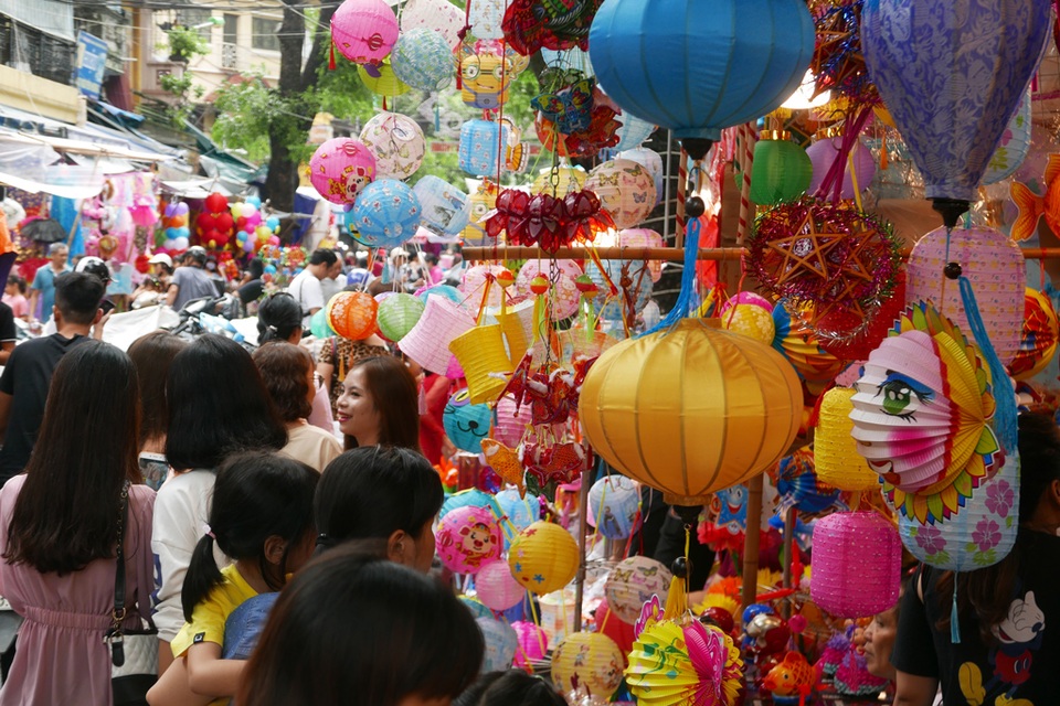 Đông nghịt người đi chơi chợ Trung thu phố cổ Hà Nội - 2 Đông nghịt người đi chơi chợ Trung thu phố cổ Hà Nội - 2