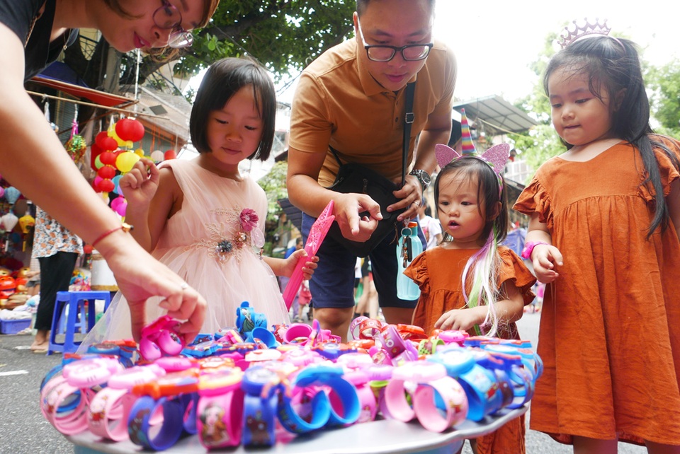 Đông nghịt người đi chơi chợ Trung thu phố cổ Hà Nội - 8 Đông nghịt người đi chơi chợ Trung thu phố cổ Hà Nội - 8