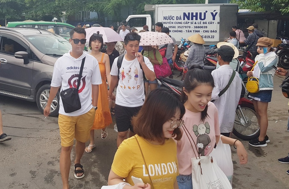 Du khách nườm nượp “xuống biển”, tham quan tour 4 đảo - 7 Du khách nườm nượp “xuống biển”, tham quan tour 4 đảo - 7