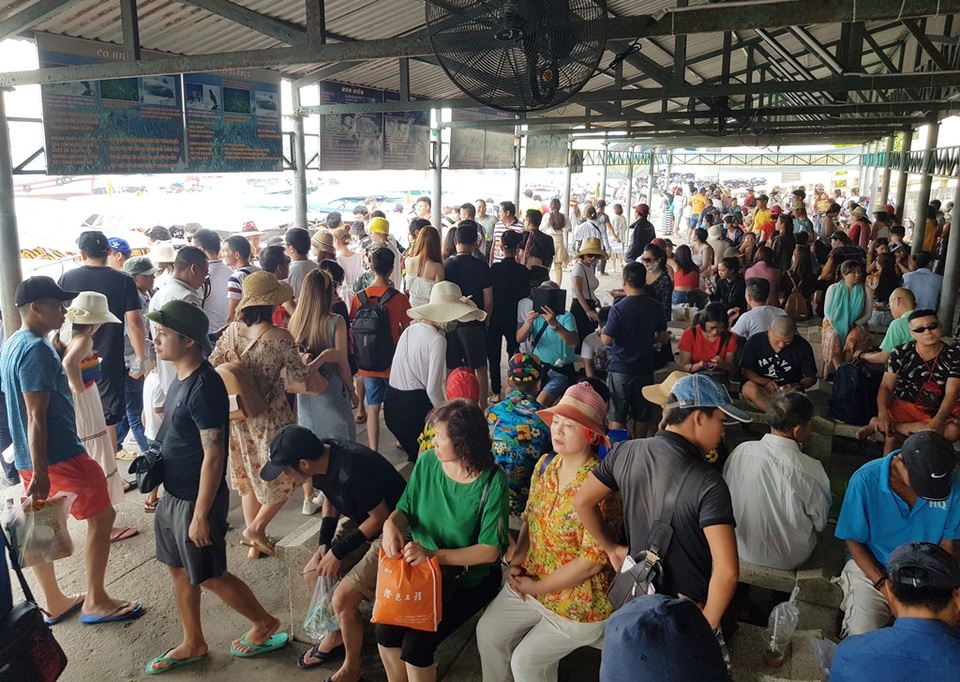 Du khách nườm nượp “xuống biển”, tham quan tour 4 đảo - 1 Du khách nườm nượp “xuống biển”, tham quan tour 4 đảo - 1