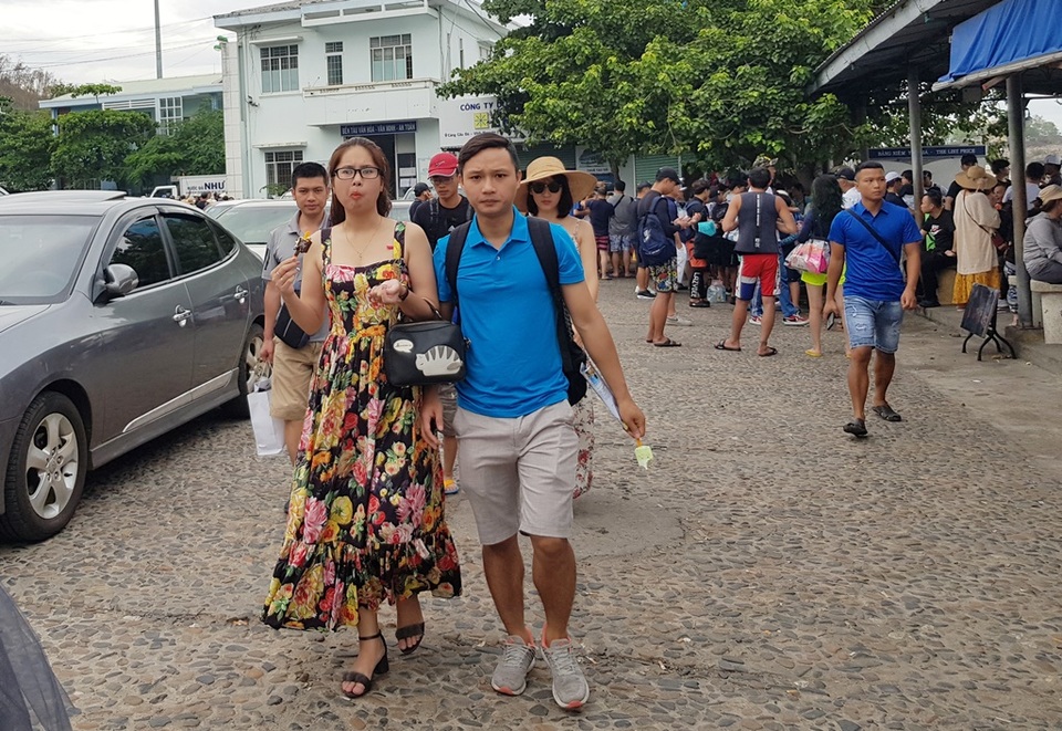 Du khách nườm nượp “xuống biển”, tham quan tour 4 đảo - 3 Du khách nườm nượp “xuống biển”, tham quan tour 4 đảo - 3