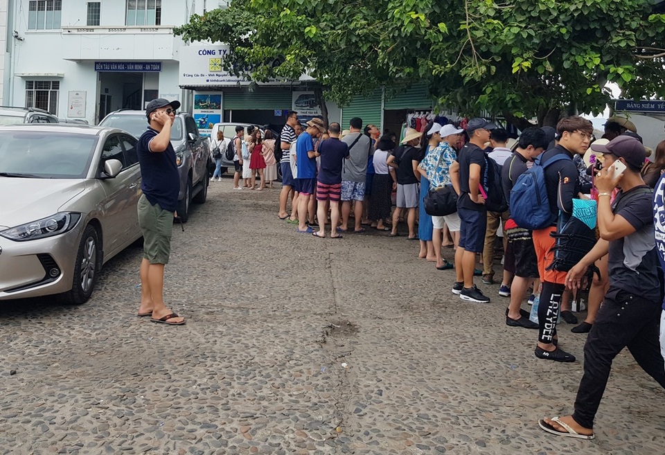 Du khách nườm nượp “xuống biển”, tham quan tour 4 đảo - 2 Du khách nườm nượp “xuống biển”, tham quan tour 4 đảo - 2