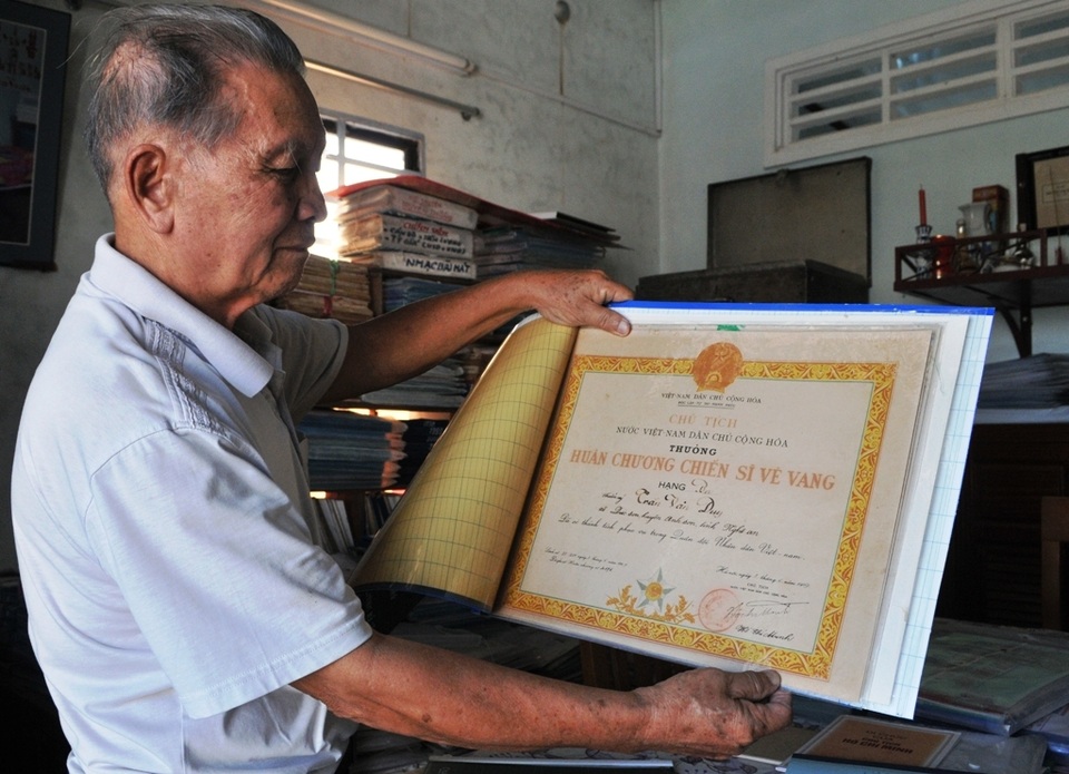 Đoàn tàu chợt dừng hẳn, hành khách khóc ngất vì nghe tin Bác Hồ từ trần - 4 Đoàn tàu chợt dừng hẳn, hành khách khóc ngất vì nghe tin Bác Hồ từ trần - 4