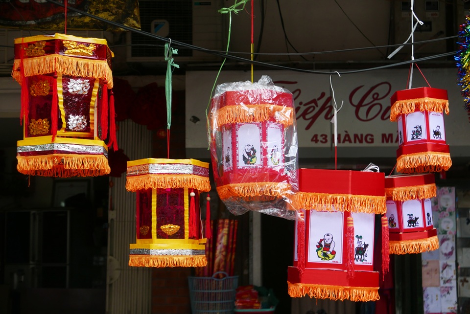 Đông nghịt người đi chơi chợ Trung thu phố cổ Hà Nội - 13 Đông nghịt người đi chơi chợ Trung thu phố cổ Hà Nội - 13