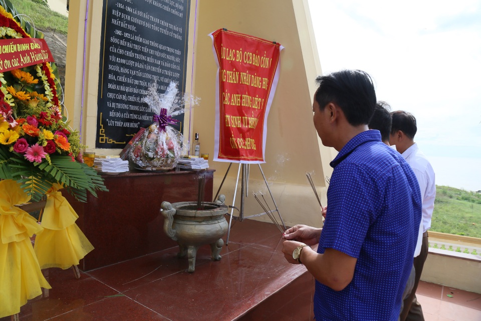 Hàng trăm cựu binh tưởng niệm liệt sĩ hy sinh ở đảo Cồn Cỏ - 3 Hàng trăm cựu binh tưởng niệm liệt sĩ hy sinh ở đảo Cồn Cỏ - 3