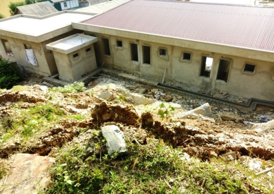Những khối đất đá “treo” lơ lửng trên đầu hàng trăm giáo viên, học sinh - 3 Những khối đất đá “treo” lơ lửng trên đầu hàng trăm giáo viên, học sinh - 3