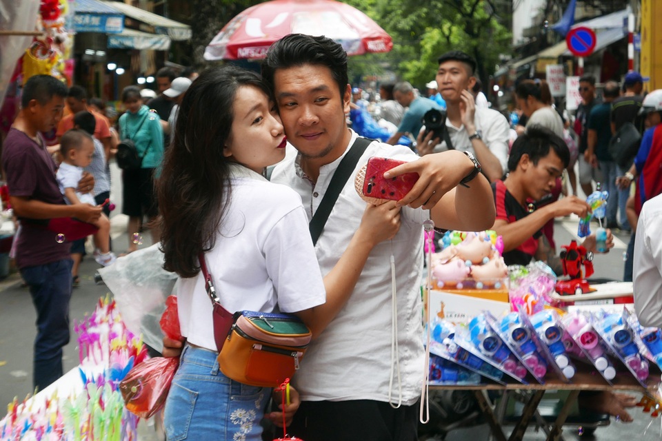 Đông nghịt người đi chơi chợ Trung thu phố cổ Hà Nội - 15 Đông nghịt người đi chơi chợ Trung thu phố cổ Hà Nội - 15