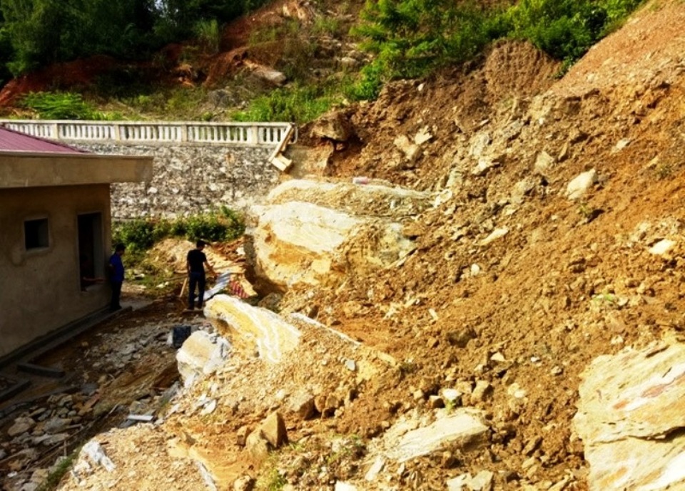 Những khối đất đá “treo” lơ lửng trên đầu hàng trăm giáo viên, học sinh - 1 Những khối đất đá “treo” lơ lửng trên đầu hàng trăm giáo viên, học sinh - 1