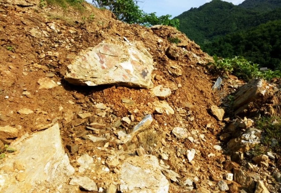 Những khối đất đá “treo” lơ lửng trên đầu hàng trăm giáo viên, học sinh - 2 Những khối đất đá “treo” lơ lửng trên đầu hàng trăm giáo viên, học sinh - 2